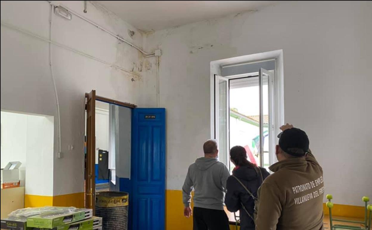 Los técnicos inspeccionana la gotera originada por las intensas lluvias.