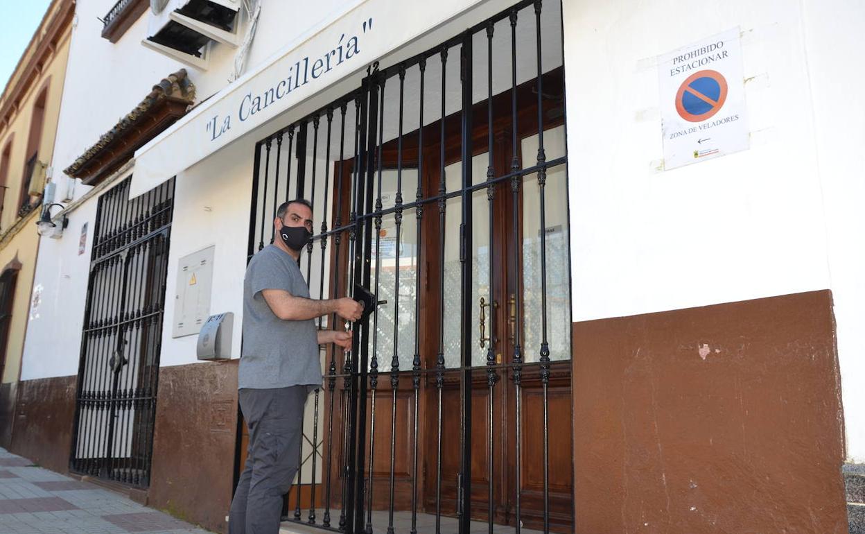 «Cerrar los bares estos días en Villanueva del Fresno es lo más sensato»