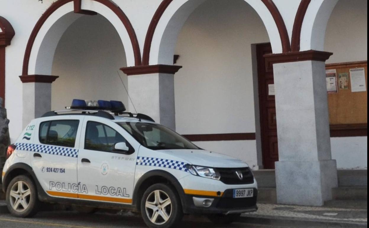 Coche patrulla de la Policia Local delante de la oficina.