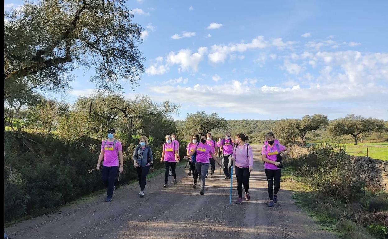 Participantes en una ruta local de senderismo, imagen de archivo.
