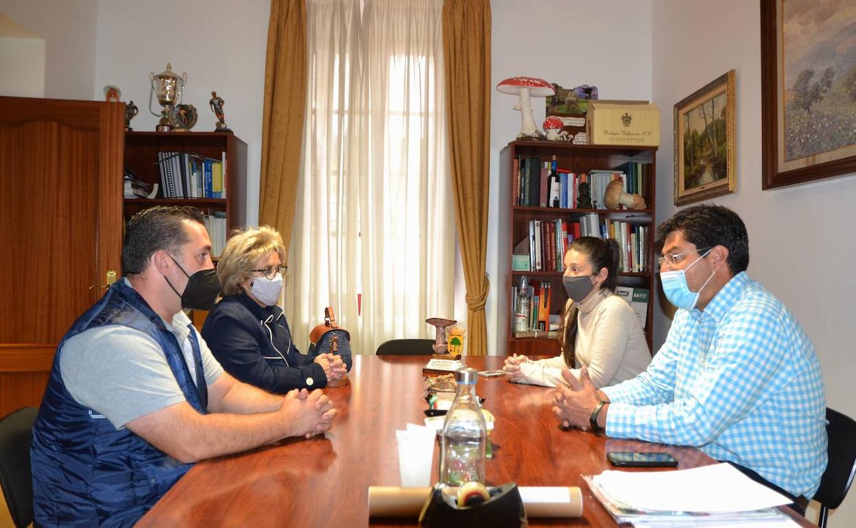 Reunión mantenida entre la Plataforma de Feriantes y Ayuntamiento.