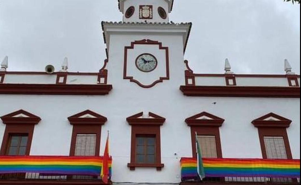 Los balcones del Ayuntamiento lucen la bandera arco irirs.