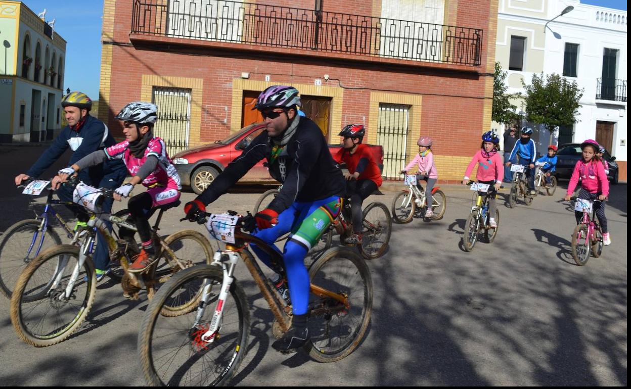 Integrantes de una Ruta Cicloturística familiar, imagen de archivo.