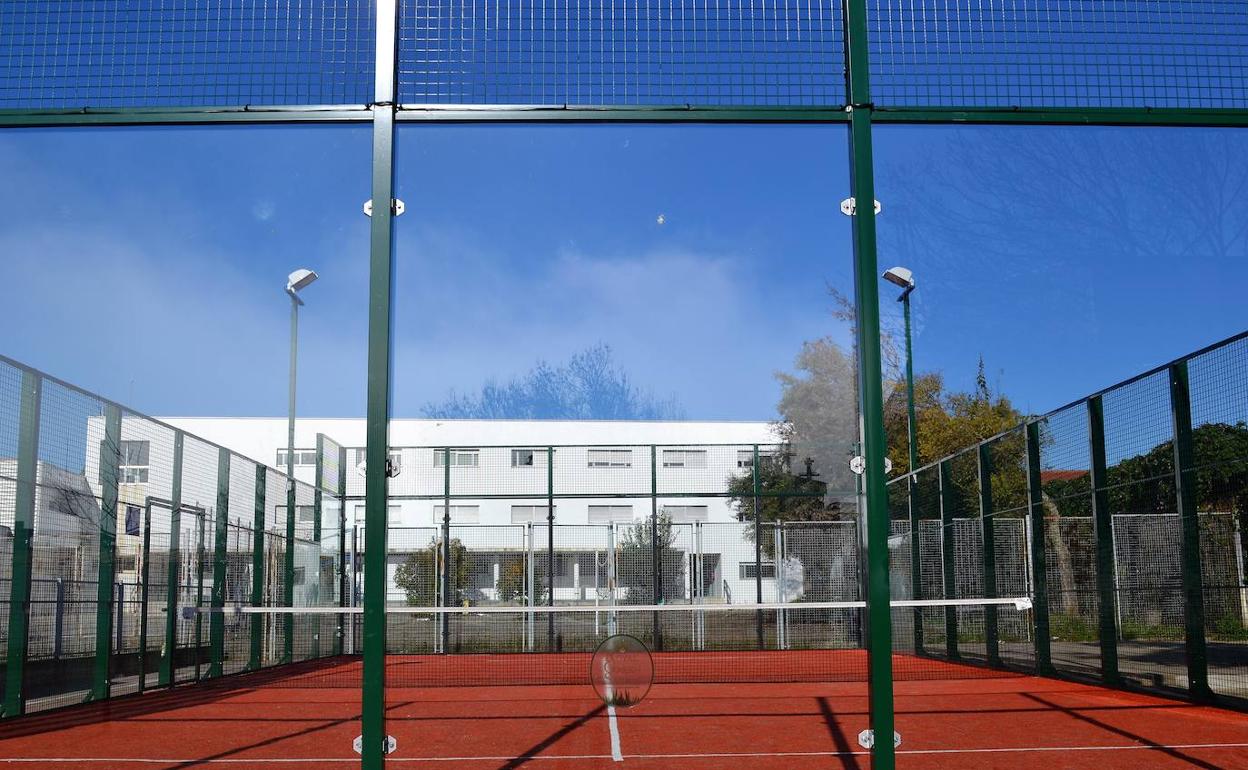 Cancha de pádel local, imagen de archivo.