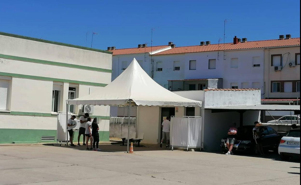 Carpa de vacunación en el Centro de Salud local.