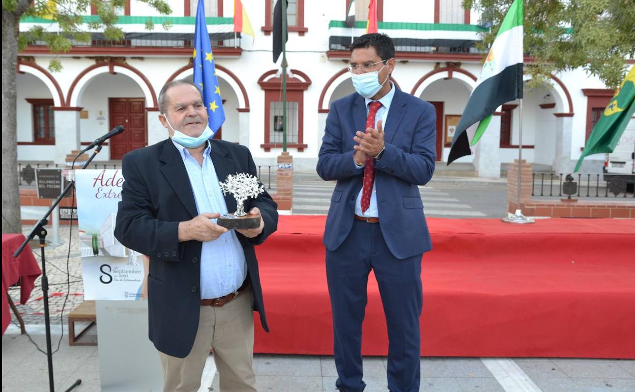 Emilio Gómez recibió la Encina de Plata de manos del alcalde Ramón Díaz Farias. 