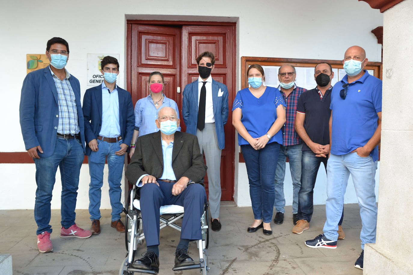 Los integrantes de la recepcción a su salida de la misma.