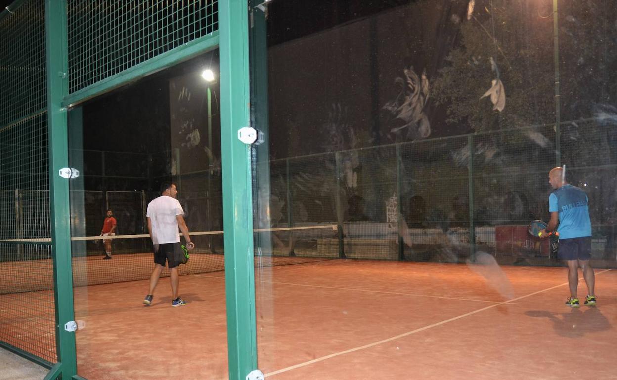 Partido de pádel en la cancha municipal, imagen de archivo.