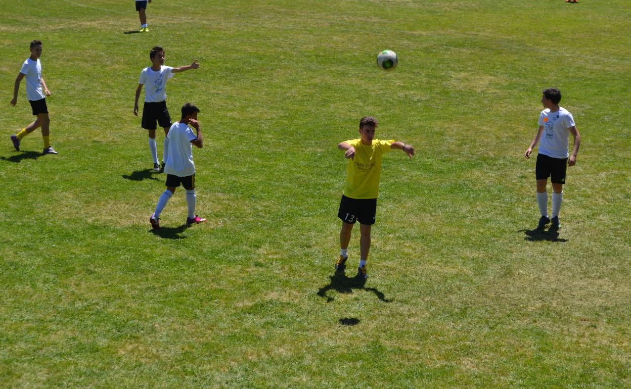 Encuentro disputado en el Campo de Fútbol local, imagen de archivo.