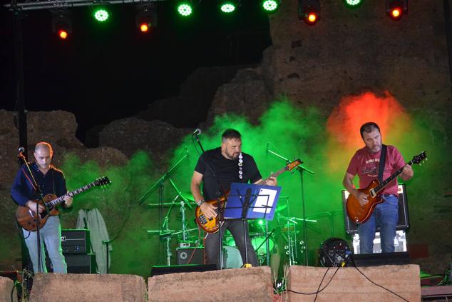 La banda local LAGRANDE en concierto.