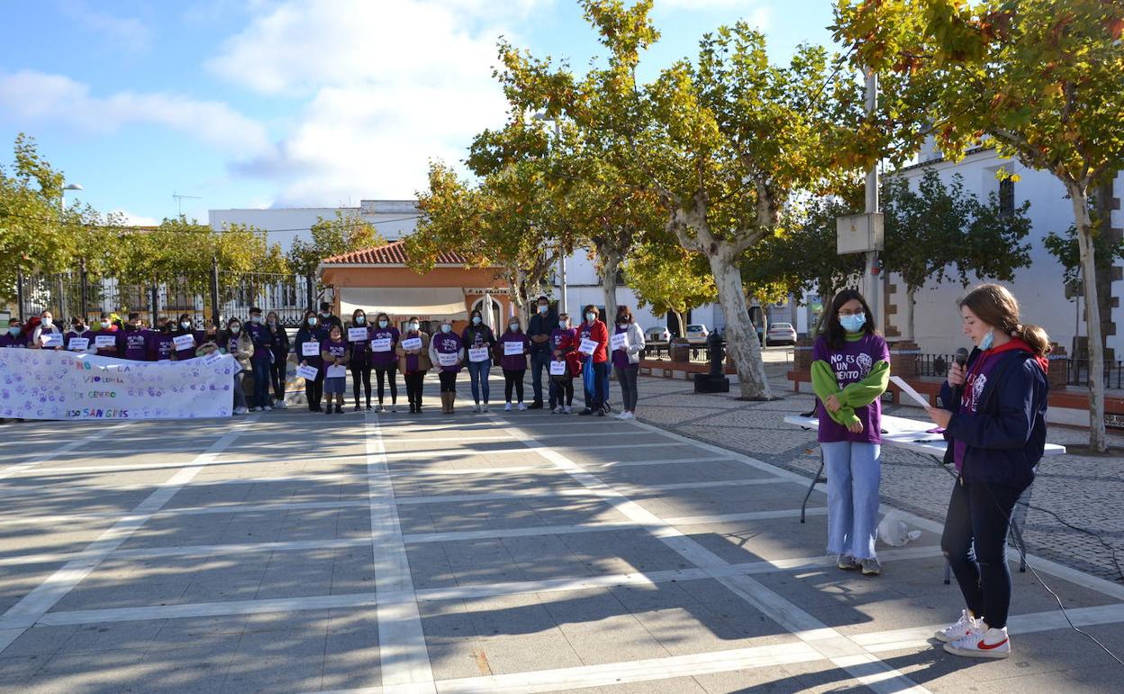 El Ayuntamiento, la Asociación de Mujeres y los Centros Educativos visibilizarán el 25-N