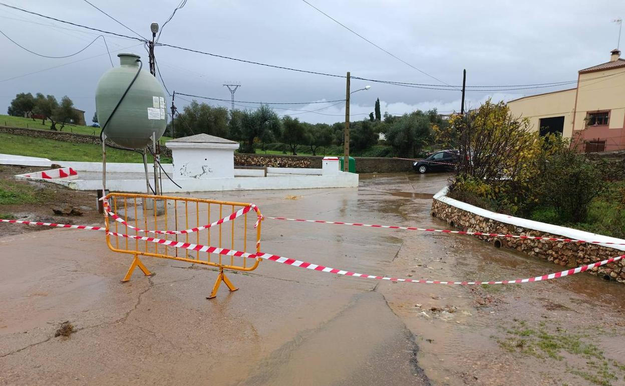 Cortadas al tráfico dos calles, una por desprendimiento de pared y otra por embalsamiento de agua