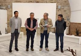 Momento de la inauguración con Antonio VIera y el director del Museo Vallecillo, entre otros.