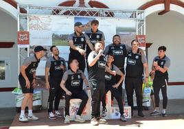 El equipo ganador a su llegada a la localidad tras ser campeones de liga.