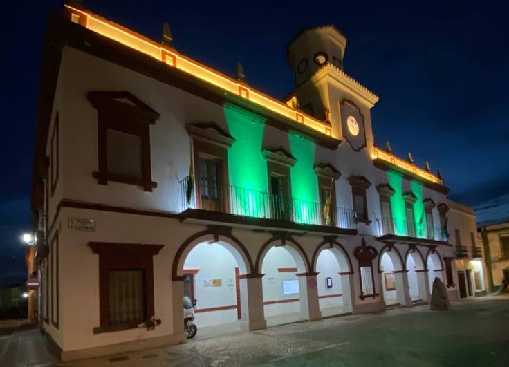 El Ayuntamiento se iluminó de verde para visibilizar la Enfermedad Celiaca