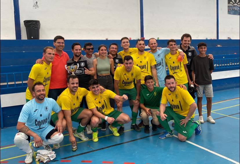 El equipo posa con la copa.