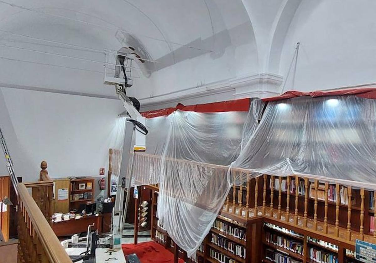 Desarrollo de las labores de pintura y acondicionamiento de la biblioteca.