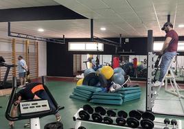 Parte del equipo de Gobierno supervisa la instalación de la nueva maquinaria.