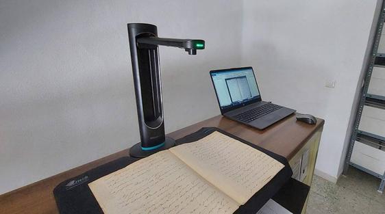 La Fundación C.B dota al Archivo Histórico de un escáner para digitalizar documentos