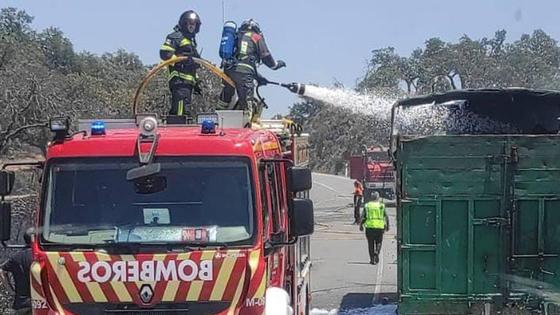 Arde un camión portugués con chatarra en la carretera EX-112 Villanueva-Oliva