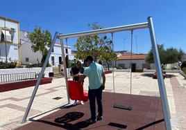 El regidor supervisó la instalación del columpio.