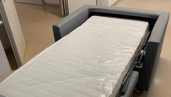 La Asociación 'Manuela Fuentes' dona sillones-cama al Hospital Perpetuo Socorro valorados en 9.000 euros