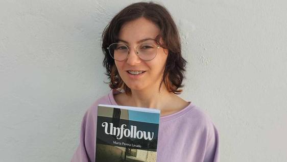 La joven escritora villanovense Marta Perera presenta su primera novela 'Unfollow'
