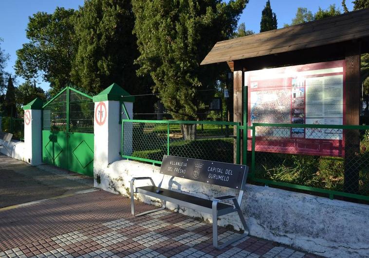 La parada de autobuses se traslada a la puerta del parque del Colegio por la Feria