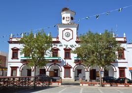 Ayuntamiento y plaza engalanados para el Día de Extremadura.
