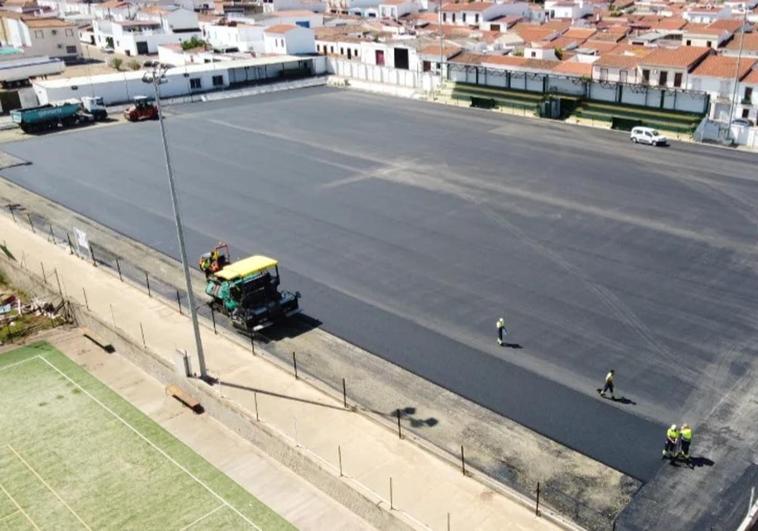 La instalación del nuevo césped artificial en el campo de fútbol se hará en breve