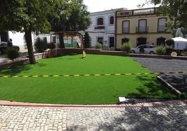 Aspecto del nuevo suelo de césped artificial del parque.