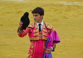 Manuel Perera saludando tras la faena, imagen de archivo.