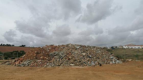 El Ayuntamiento convierte los escombros en zahorra para su aprovechamiento en obras municipales