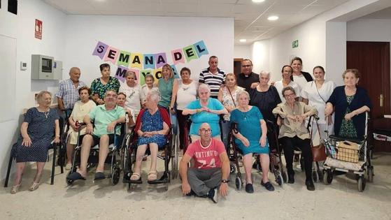 Los usuarios de los Pisos Tutelados celebran la Semana del Mayor con una comida de convivencia