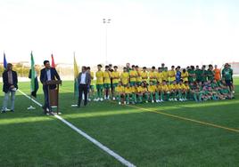 Una jugadora descubrió la placa conmemorativa de la inauguración.