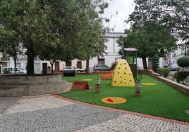 La construcción de un gran banco circular está en proceso.