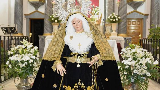 La Hermandad recupera la imagen clásica de la Virgen para su primer besamanos en la Ermita