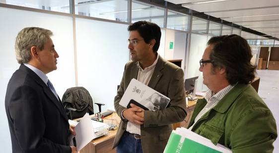 El alcalde se reúne con el consejero de Gestión Forestal y el director de Infraestructuras Rurales