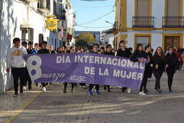 El alumnado del IESO portó la pancarta del 25N.