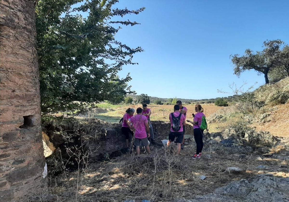 Asistentes a una ruta grupal, imagen de archivo.