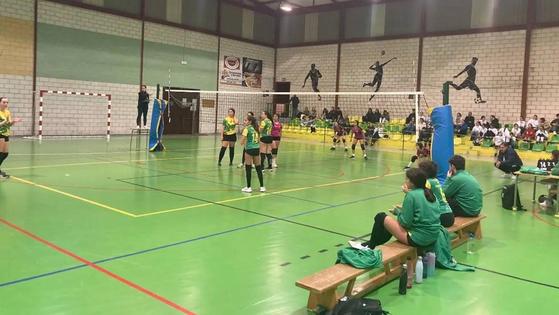 Las Cadetes de voleibol se mantiene líderes con todos los partidos ganados