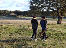 Alumnos villanovenses recogiendo gamonas, imagen de archivo.