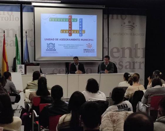 El alumnado de las Escuelas Taller de Olivenza y Villanueva recibieron juntos formación en riesgos laborales