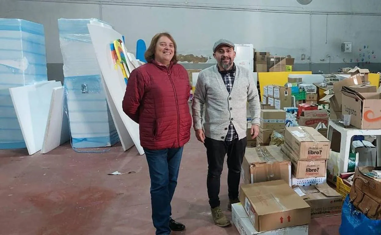 El Ayuntamiento entrega la donación de libros para rehacer la biblioteca de La Roca
