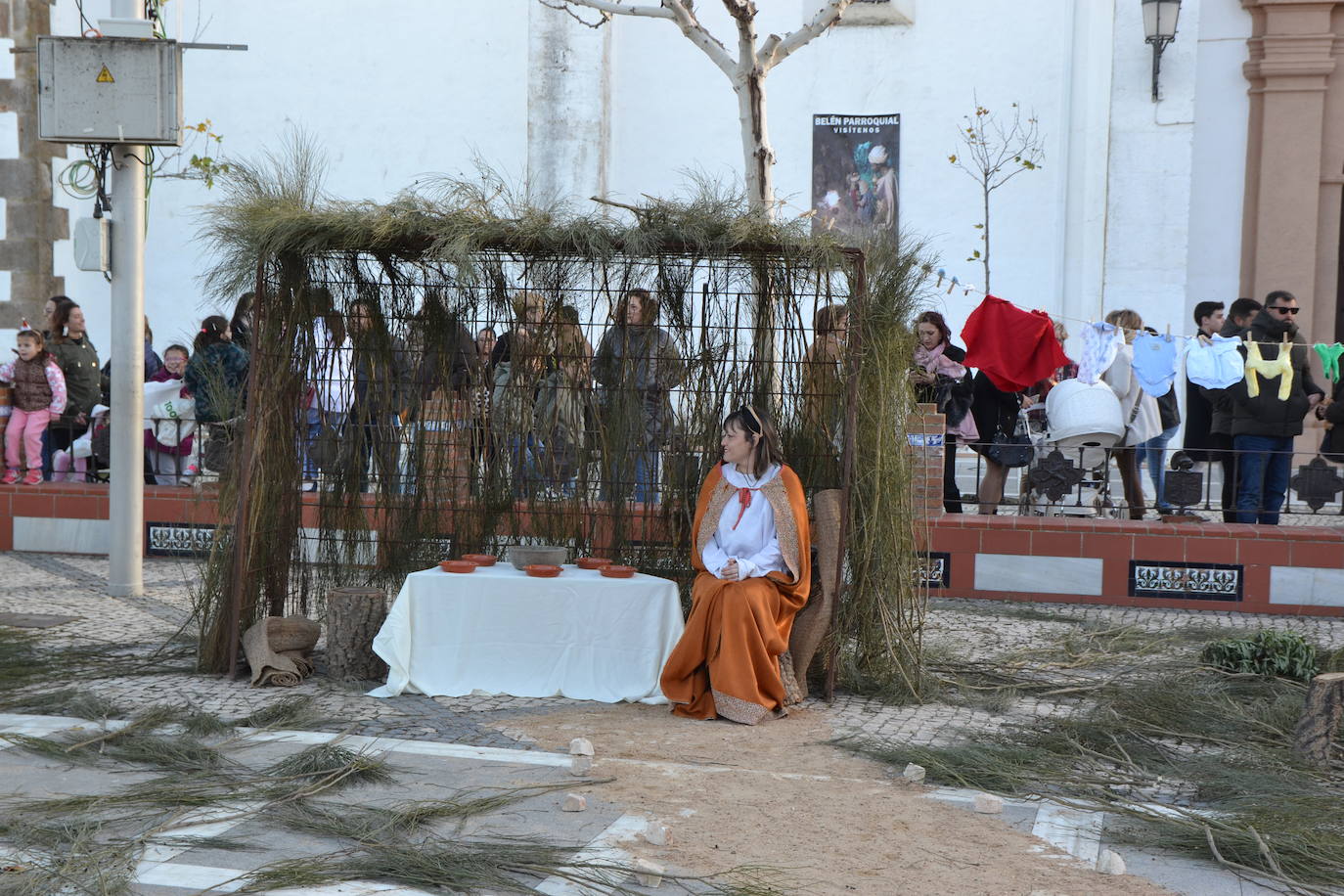 Los Reyes Magos lanzaron una lluvia de balones y pequeños juguetes desde el balcón del Ayuntamiento