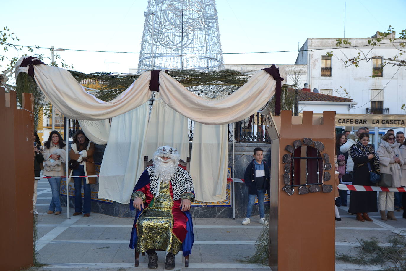 Los Reyes Magos lanzaron una lluvia de balones y pequeños juguetes desde el balcón del Ayuntamiento