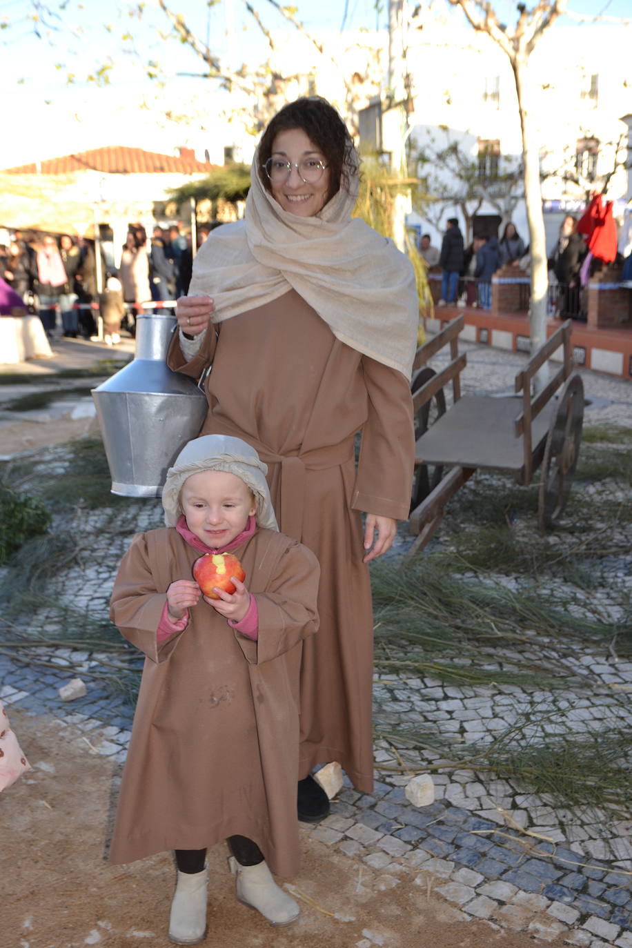 Los Reyes Magos lanzaron una lluvia de balones y pequeños juguetes desde el balcón del Ayuntamiento
