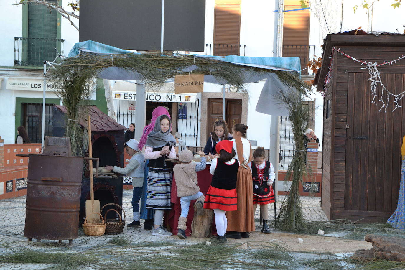 Los Reyes Magos lanzaron una lluvia de balones y pequeños juguetes desde el balcón del Ayuntamiento