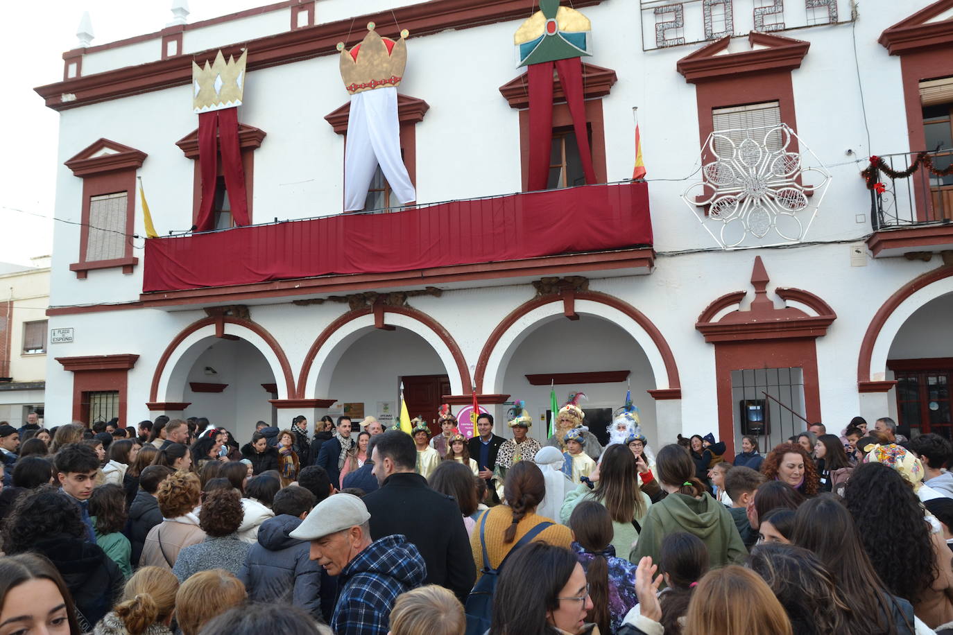 Los Reyes Magos lanzaron una lluvia de balones y pequeños juguetes desde el balcón del Ayuntamiento
