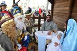 Los Reyes magos adoraron al Niño Dios.